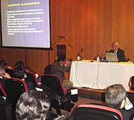 Enrique Marshall expone durante el Seminario sobre Basilea II.