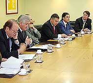 Superintendente Marshall en reunión con altos ejecutivos bancarios.