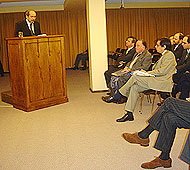 El Superintendente Arriagada lee su discurso durante la ceremonia de presentación del libro.