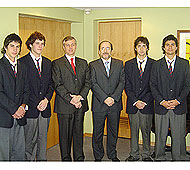 El Superintendente Gustavo Arriagada aparece junto a los ganadores.