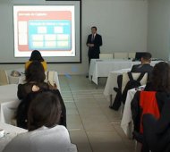 Alrededor de 15 periodistas en la sala y un n&uacute;mero similar v&iacute;a web, particip&oacute; de la primera sesi&oacute;n.