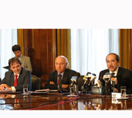 En la presentaci&oacute;n de la normativa vemos al Superintendente Gustavo Arriagada junto al Presidente de